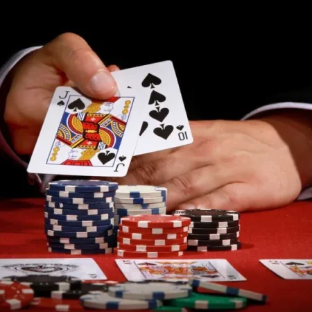 Cách chơi poker cơ bản cho người mới: Luật chơi, chiến thuật và mẹo dễ thắng