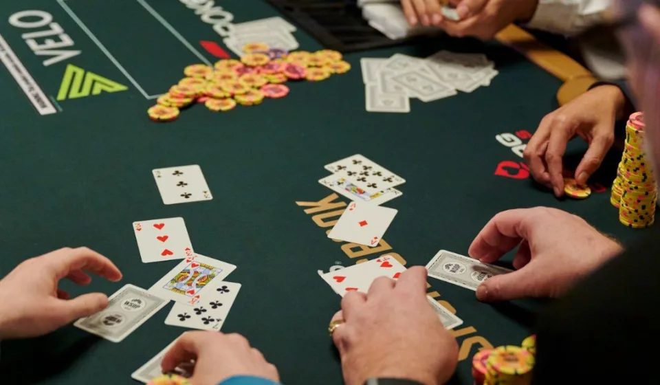 Hướng dẫn chơi poker online